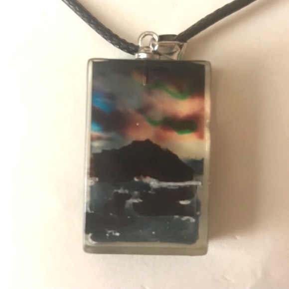Aurora Borealis Snowy Peak Mountain Realism 3D Vivid Captured Landscape Necklace - Picture 15 of 16